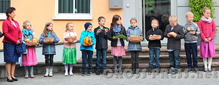 2016.10.16_09.06.47.JPG - Volksschulkinder brachten die Erntedankgaben.