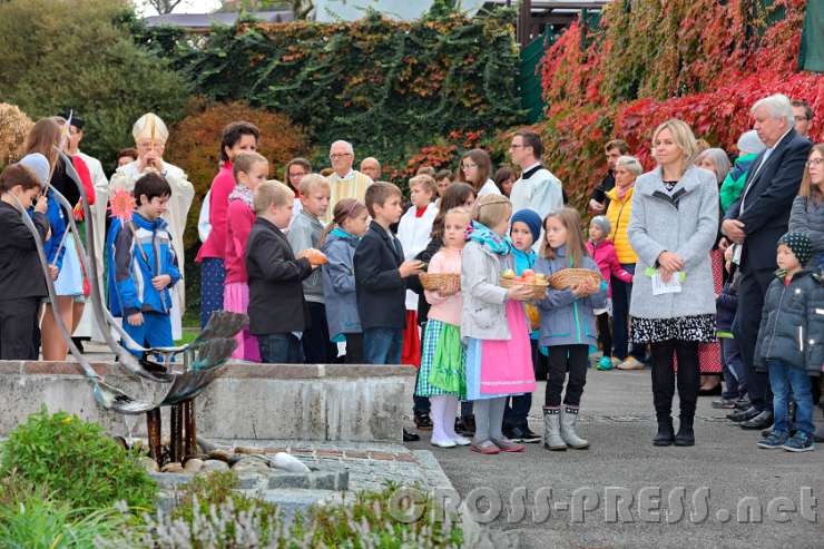 2016.10.16_09.10.35_26.JPG - Die Volksschulkinder bringen ihre Gaben.