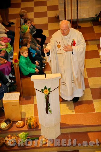 2016.10.16_09.27.44.JPG - Abt Petrus segnet den von P.Martin entworfenen Ambo.