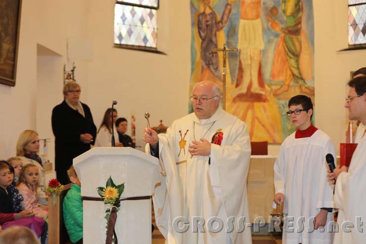 2016.10.16_09.28.03_42.JPG - Abt Petrus segnet den von P.Martin entworfenen Ambo.