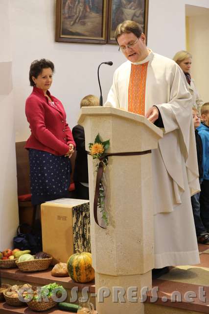 2016.10.16_09.33.44.JPG - Evangelium gelesen von Pfarrer P.Jacobus Tisch.