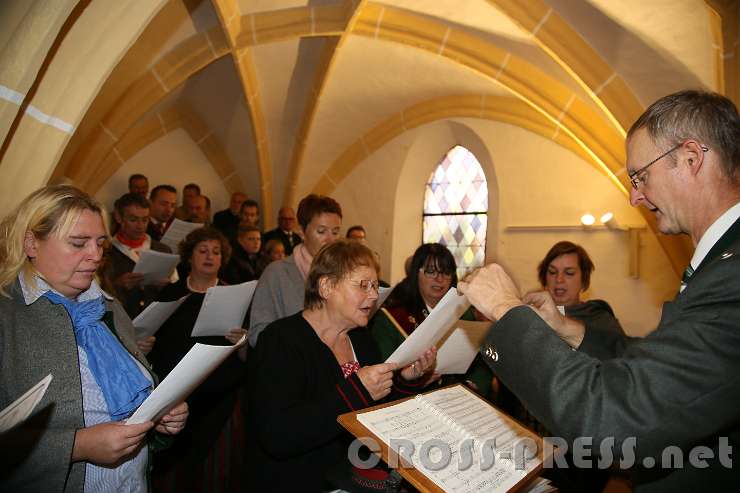 2016.10.16_09.51.42.JPG - Kirchenchor unter der Leitung von Ernst Michlmayr.