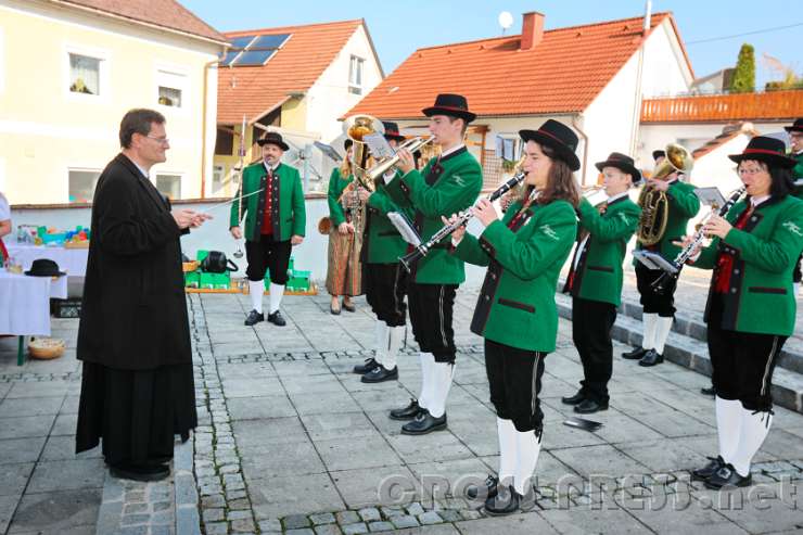 2016.10.16_11.34.37_00.JPG - Pfarrer P.Jacobus Tisch als Ehrendirigent.