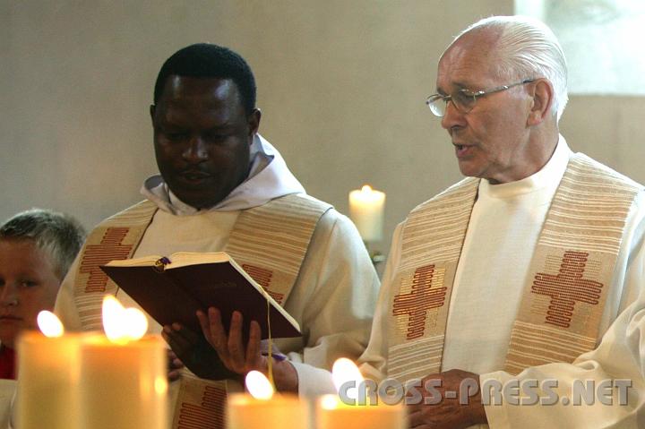 2008.07.27_09.03.54_02.JPG - Altpfarrer Sallinger teilt sein "Gotteslob" mit Father John.