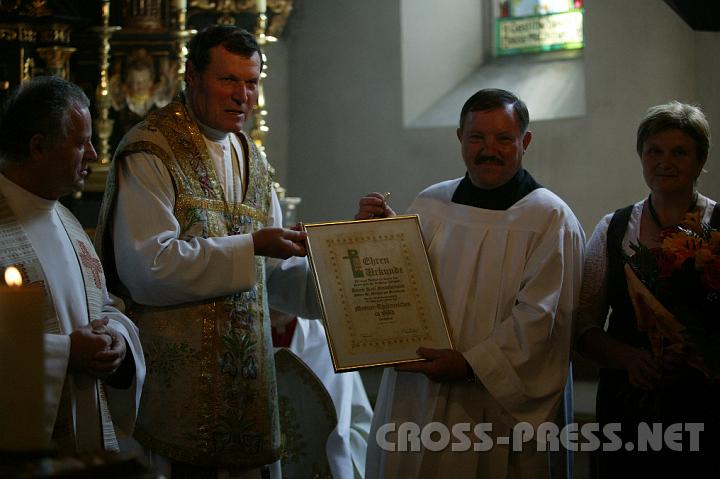2008.07.27_10.40.37.JPG - Mesner Karl Nu�baumer erh�lt von Abt Berthold Heigl die Ehrenurkunde der Di�zese �berreicht.