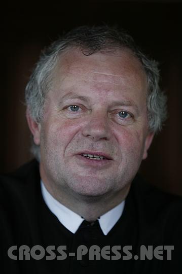 2008.07.27_11.47.45.JPG - Pfarrer Franz H�rmann freut sich �ber das gro�e Pfarrfest und feiert gleichzeitig 30-j�hriges Priesterjubil�um, seine 10-j�hrige Seelsorget�tigkeit in St.Michael, sowie seinen Geburtstag.