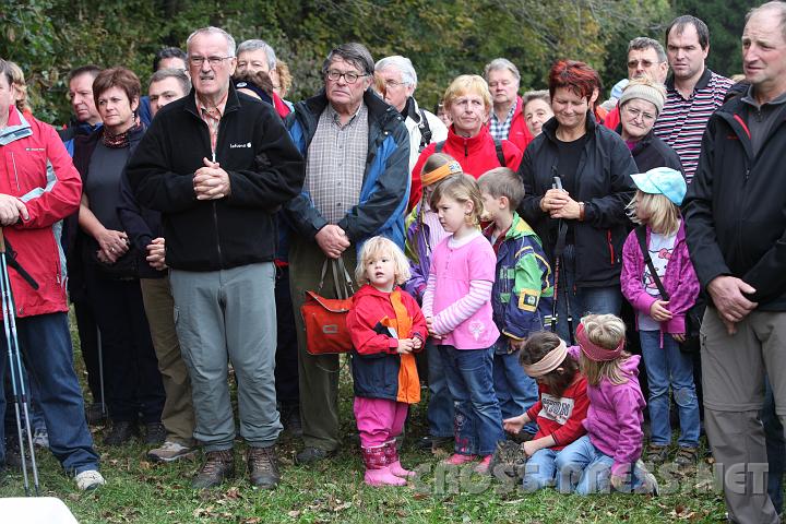 2009.10.26_11.06.02.jpg - Trotz feuchten Herbstwetters war die hl.Messe sehr gut besucht.