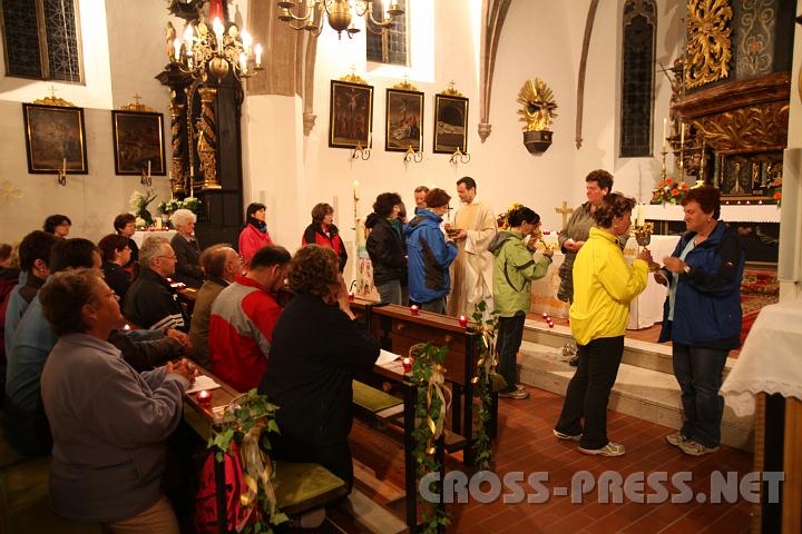 2010.05.28_23.05.11.jpg - Die hl. Kommunion wurde in zweierlei Gestalt gespendet.