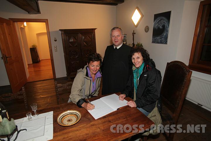 2010.05.29_00.13.09.jpg - "Lange Nacht der Kirchen" beim Wort genommen: die letzte F�hrung durch`s Pfarrhaus mit abschlie�endem Eintrag ins G�stebuch machte Pfarrer Franz nach Mitternacht.