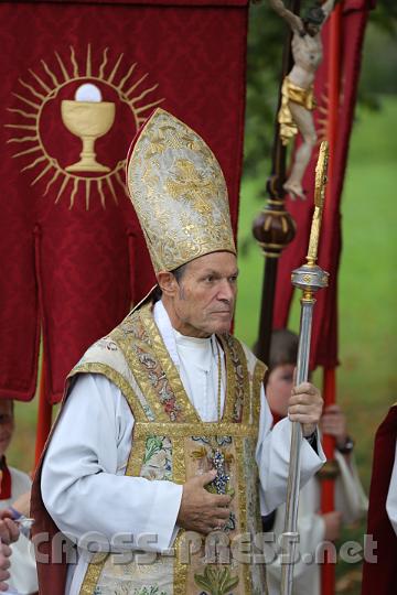 2012.10.07_08.37.59.jpg - Die Liturgie wurde von Abt Berthold Heigl angeführt. St. Michael ist eine der 14 Pfarren des Stiftes Seitenstetten.