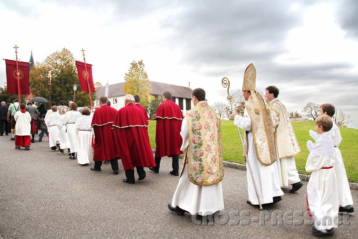 2012.10.07_08.40.51.jpg - In einer Prozession mit Fahnen und Erntedankkrone ging es zur Kirche.