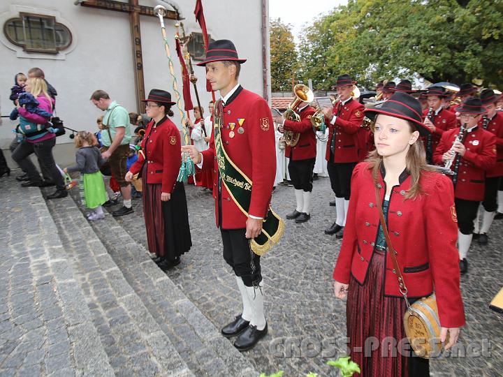 2012.10.07_08.44.15.jpg - Musikkapellen-Obmann Eduard Gassner mit zwei Marketenderinnen.
