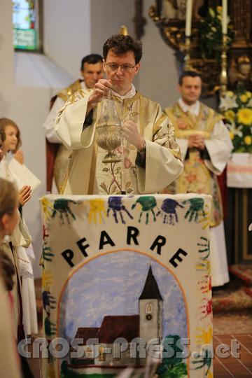 2012.10.07_09.04.00_01.jpg - P.Dominik Riegler: bei Festmessen darf Weihrauch nicht fehlen.