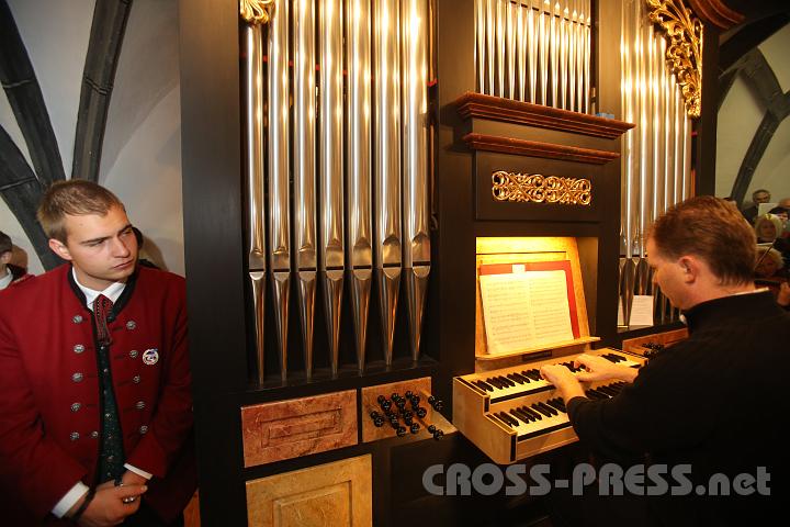 2012.10.07_09.46.09.jpg - An der Orgel Reinhold Meyer.