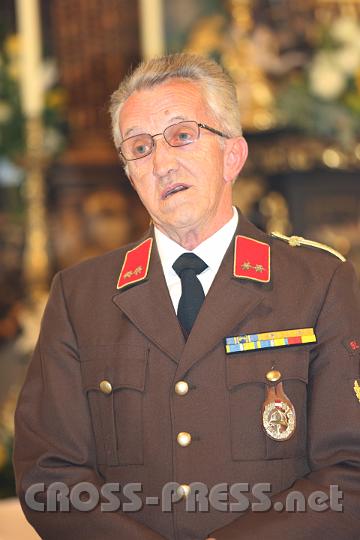 2012.10.07_10.16.09.jpg - Karl Mair  hat -wie man schmunzelte- "die meisten Leute unter sich": er ist Totengräber und für den Friedhof verantwortlich.