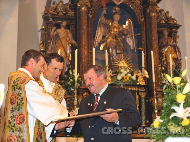 2012.10.07_10.22.12.jpg - Abschließend wurde noch der Mesner für seinen jahrzehntelangen Dienst geehrt. V.l.n.r.: Pfarrer P.Laurentius Resch und Abt Berthold Heigl mit Karl Nußbaumer.