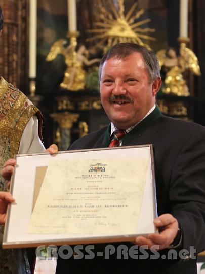 2012.10.07_10.22.25.jpg - Mesner Karl Nußbaumer mit dem Hippolytorden.