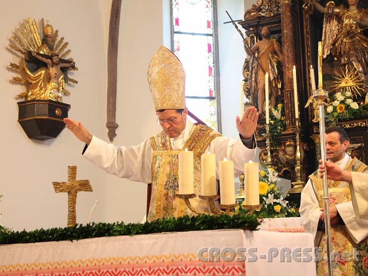 2012.10.07_10.29.25.jpg - Abt Berthold erteilt den Schlusssegen.