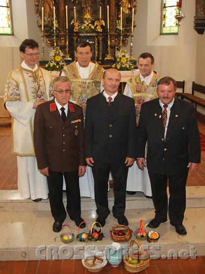 2012.10.07_10.33.40_c.jpg - P.Dominik Riegler, Abt Berthold Heigl und Pfarrer P.Laurentius Resch mit den von Bischof Küng Geehrten:  Karl Mair und Josef Streißlberger erhielten für ihre langjährigen Verdienste in der Pfarre. Dank- und Anerkennungsurkunden, Mesner Karl Nußbaumer den Hippolytorden in Bronze.