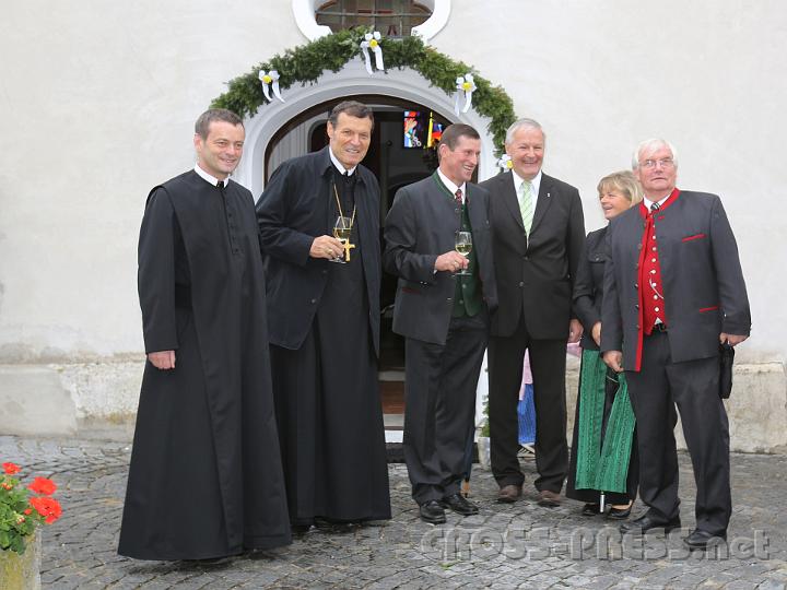 2012.10.07_10.48.24.jpg - Bei der Agape am Kirchenplatz: Pfarrer P.Laurentius Resch, Abt Berthold Heigl, Alois Panstingl (Bürgermeister von Ertl), Heinz Berndl (Ortsvorsteher), Johanna Panstingl und OSR Gerhard Wieser (Bürgermeister von St.Peter).