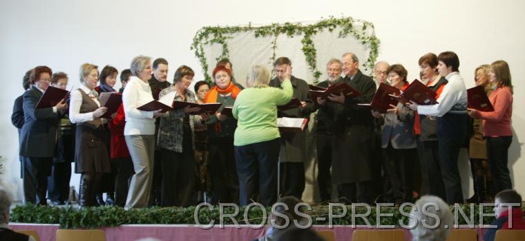 06.12.03_094 Kirchenchor der Pfarre St.Peter.  Auch Pfarrer A. Schuh singt mit.