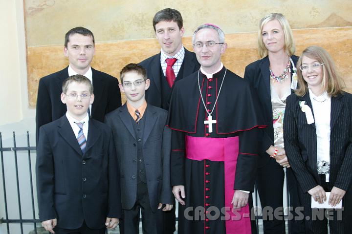 2008.05.24_11.57.35.JPG - Weihbischof Dr. Anton Leichtfried mit den frisch gefirmten Drillingen Manuel, Philipp und Melanie �berlackner und Paten.