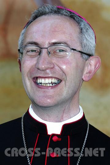 2008.05.24_12.07.25_01.JPG - Firmen:  ein "Job", der Freude macht. :)  Der j�ngste Weihbischof �sterreichs steckte mit seiner freundlichen und fr�hlichen Art die Firmlinge an.