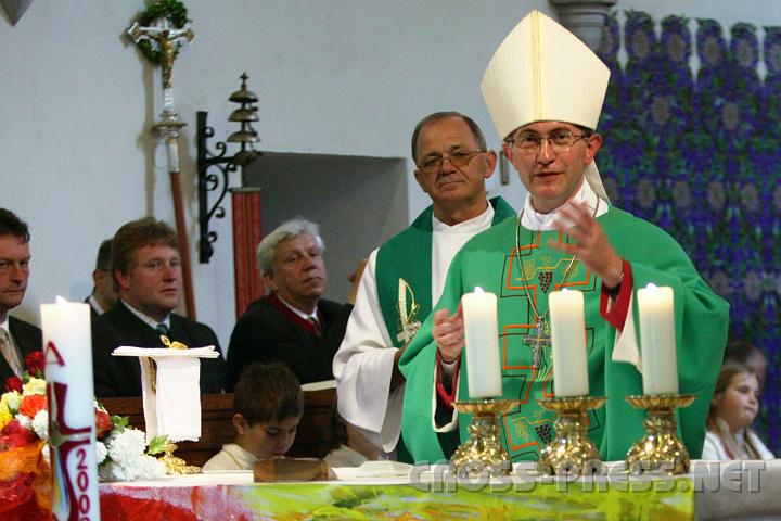 2008.05.25_10.14.59_01.JPG - Herr Weihbischof ist sehr freundlich und geduldig im Umgang mit der Presse.  Hier begr��t er gerade einen Paparazzo.  ;)