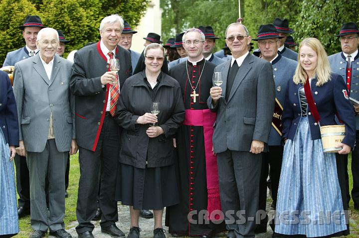 2008.05.25_11.11.50.JPG - Schwester Katharina, Leiterin des Behindertenheimes, feierte am Tag der Pfarrvisitation Geburtstag.  Weihbischof Leichtfried, B�rgermesiter Heuras, Pfarrer Schuh, Altpfarrer Sallinger und die Mitglieder der Musikkapelle gratulierten.