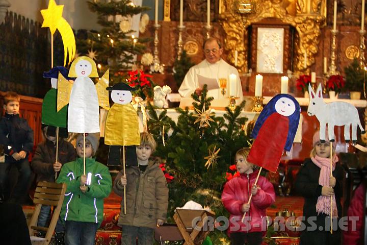 2008.12.24_10.12.29_01.jpg - Auch zur "Baby-Mette" geh�rt ein Krippenspiel, dargestellt von Kindergartenkindern.