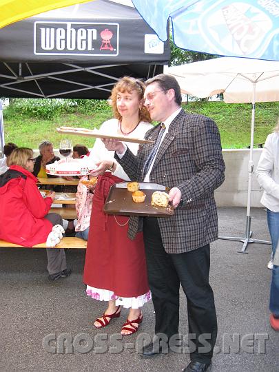 2009.06.28_12.17.36.jpg - Ingrid Krendl und Hauptschuldirektor Erich Greiner k�mmern sich als Kellner beim Pfarrfest um's leibliche Wohl der G�ste.