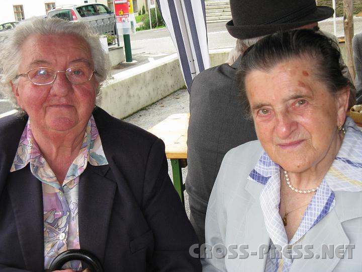 2009.06.28_12.24.00.jpg - Zwei gute alte Freundinnen.