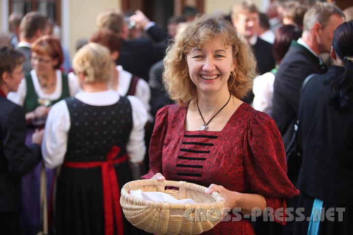 2009.09.27_10.13.52.jpg - Die ehrenamtliche Messnerin Ingrid hilft auch bei der Agape.