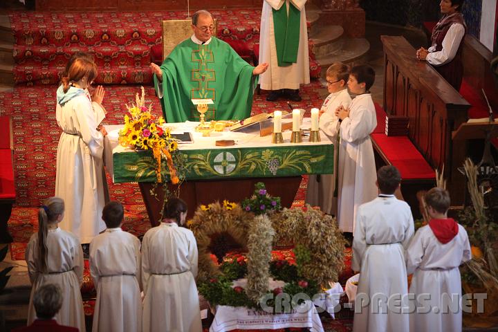 2009.09.27_09.25.52.jpg - Wir danken Gott f�r das heurige gute und fruchtbare Jahr !