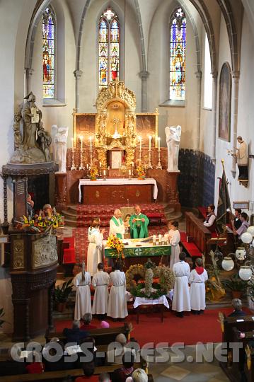 2009.09.27_09.32.01.jpg - Altpfarrer Alois Sallinger und Pfarrer Anton Schuh danken f�r "die Frucht der Erde und der menschlichen Arbeit" - ein Dankgebet, das besonders beim Erntedank-Fest von gro�er Bedeutung ist.