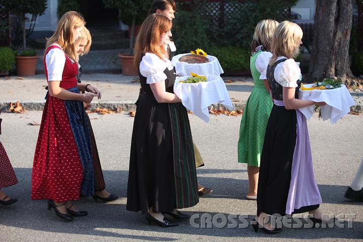 2009.09.27_08.57.58.jpg - Landdirndln mit ihren Gabenk�rben.