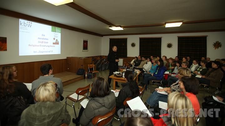 2009.11.18_19.34.10.jpg - Viele Besucher kamen aus weiter Ferne zum Vortrag von Schulinspektor Mag. Ernst Merkinger.