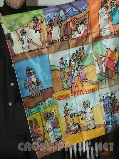 2009.11.18_20.53.27.jpg - Bunter Lehrbehelf.  Selbstgemalte Seident�cher verwendet Mag.Merkinger im Religi�nsunterricht.