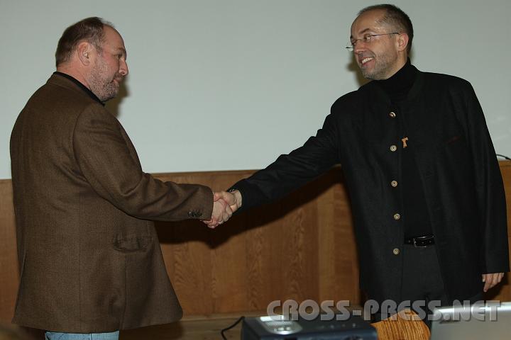 2009.11.18_21.41.32.jpg - Organisator Ernst Leitner (Pfarrgemeinderat und ReliLehrer) bedankt sich bei Mag.Ernst Merkinger f�r seinen engagierten Vortrag.