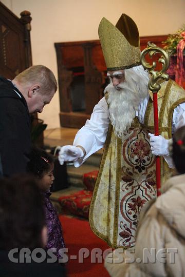 2009.12.06_10.40.37.jpg - Der Nikolaus segnet die kleinen Kinder.
