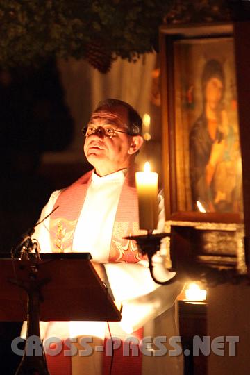 2009.12.19_06.34.18.jpg - Pfarrer Anton Schuh findet immer interessante und aufmunternde Worte zur Predigt, hier unter dem Adventkranz und neben der Gottesmutter von der Immerw�hrenden Hilfe.