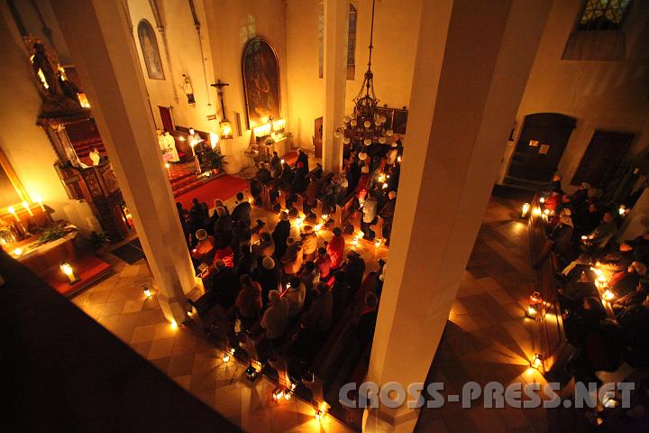 2009.12.19_06.51.29.jpg - So stimmungsvoll sind die fr�hmorgendlichen Rorate-Messen.