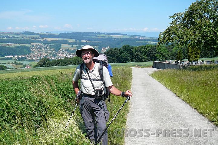 2009.05.31_10.33.12.jpg - Pilgerwege als "Wege des Lebens" f�hren �fters an Friedh�fen vorbei.  Moudon  Richtung Lausanne, Schweiz..