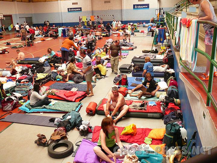 2009.08.07_16.22.44.jpg - Ab ca. 200 km vor Santiago de Compostela ist es Schluss mit der Einsamkeit.