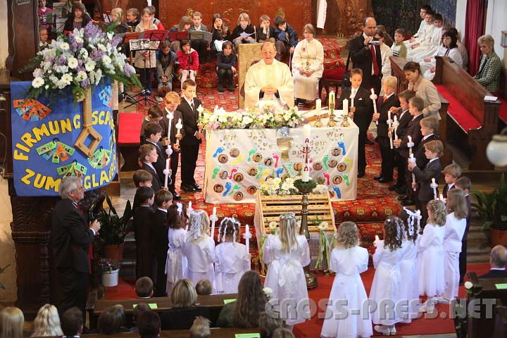 2010.05.09_08.27.07.jpg - Es ist Erstkommunion, obwohl Firmung drauf steht.   ;)  Das Plakat stammt von der Vorstellungsmesse der Firmlinge.