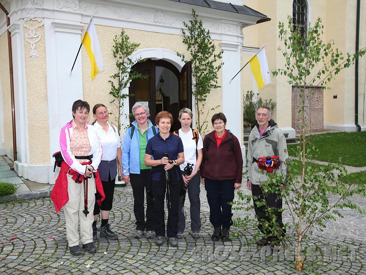2010.06.03_11.07.41.jpg - Sieben tapfere und wetterfeste Pilger, die traditionell zu Fronleichnam die Fu�wallfahrt nach Mariazell beginnen.