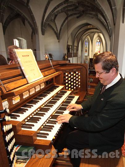 2011.09.11_10.45.08.jpg - Der Hürmer Organist Hans Hollaus probiert das ungewohnte Instrument und ist begeistert von dessen Möglichkeiten.