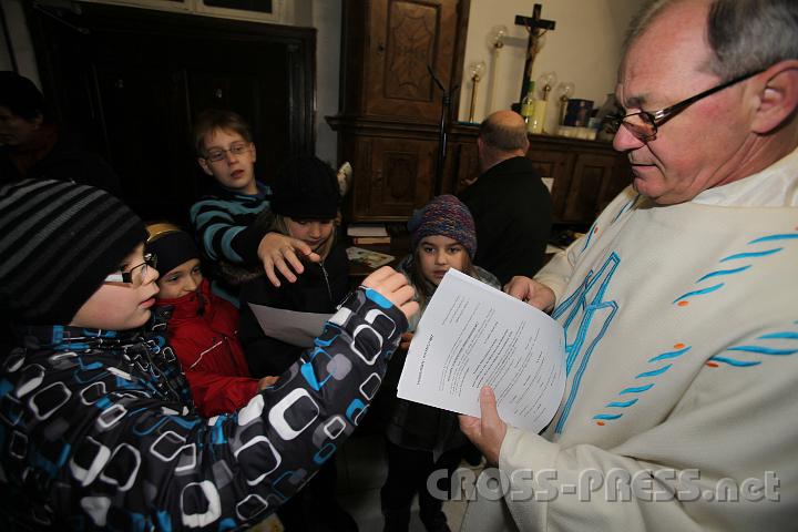 2011.12.08_11.02.24.jpg - Pfarrer Schuh verteilt Anmeldezettel zum Sternsingen.