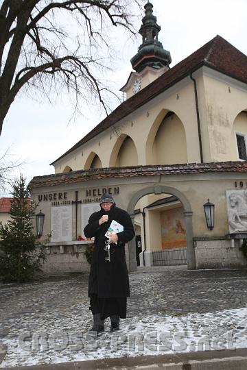 2011.12.08_11.08.20.jpg - Wie hl. Petrus eilt Pfarrer Anton Schuh mit großem Schlüssel heim.  ;)