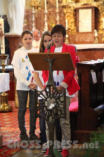 2012.04.29_09.33.28.jpg - Firmlinge lesen die Fürbitten.